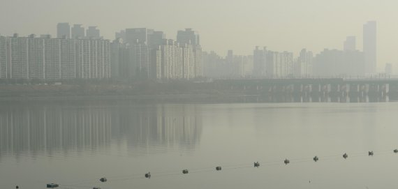 미세먼지로 뿌연 서울 도심