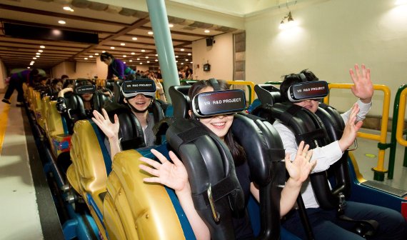 롯데월드 어드벤처에서 이용자들이 가상현실(VR) 기기를 착용하고 롤러코스터 '후렌치레볼루션2 VR'를 즐기고 있다.