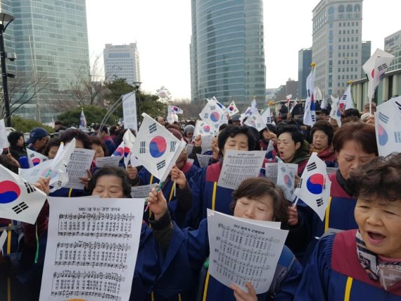 7일 서울 강남에서 열린 박근혜 대통령 탄핵 반대 태극기 집회에 참석한 시민들이 성가대 가운을 입고 찬송을 부르고 있다.<div id='ad_body3' class='mbad_bottom' ></div> /사진=김규태 기자