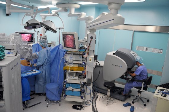 삼성서울병원 비뇨기암센터 정병창 교수(오른쪽)가 방광암 환자에게 '로봇 방광적출술'을 시행하고 있다.