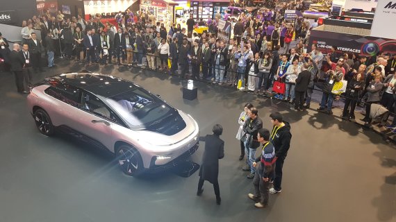 7일(현지시간) CES 2017에 마련된 패러데이퓨처 전시관에 이 회사의 첫 상용 전기차 모델인 FF91을 보기 위해 사람들이 몰려 있다.