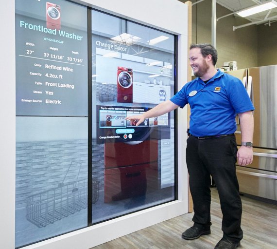 미국 라스베이거스에 위치한 베스트바이 매장 내 삼성오픈하우스에서 매장 직원이 터치 디스플레이를 통해 제품 설명을 들을 수 있는 센터스테이지를 시연하고 있다.