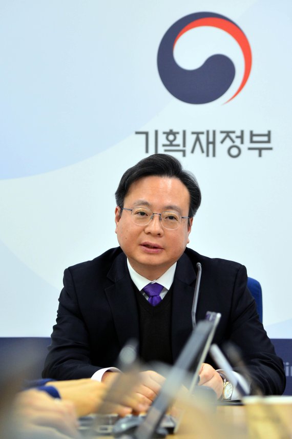 조규홍 기획재정부 재정관리관(차관보)이 11일 정부세종청사 기자실에서 간담회를 열고 기자들의 질문에 답변하고 있다. /사진=기획재정부