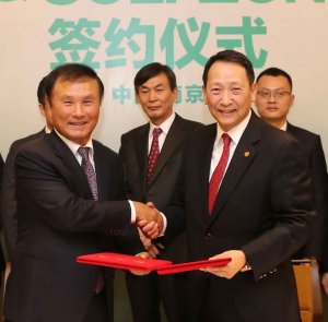 골프존유원그룹은 지난 10일 중국 남경시에 위치한 진잉그룹 본사에서 양사간 골프 시장 활성화 및 합자법인 설립 관련 MOU를 체결했다. 김영찬회장(앞줄 왼쪽)이 진잉그룹 왕헝 회장과 악수를 나누고 있다.