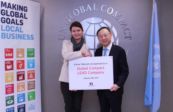 KT 황창규 회장과 유엔글로벌콤팩트 리즈 킹고 사무총장이 '리드 컴퍼니' 가입에 서명하고 기념 촬영을 하고 있다.