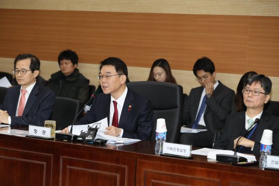 강호인 국토교통부 장관(가운데)은 11일 서울 한강홍수통제소에서 '스마트시티 발전방향'을 논의하기 위한 산학연 정책간담회를 주재, 관계자들과 대화하고 있다.
