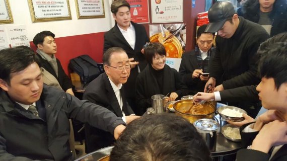 반기문 전 총장이 13일 오후 서울 사당동에 위치한 김치찌개 집에서 청년들과 점심식사 자리를 갖고 여러 의견을 들으며 청년 취업과 창업 등에 대한 자신의 생각을 밝혔다