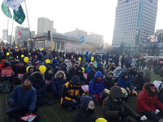 [12차 촛불집회]최강 한파 속 '공작정치 주범·재벌총수 구속' 목소리 나와