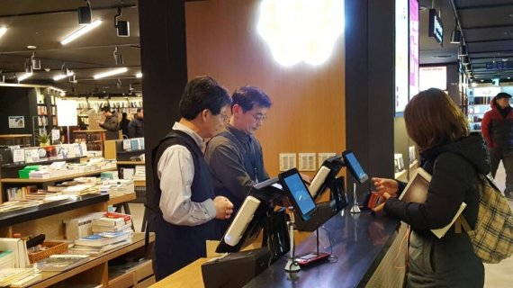 유승민 바른정당 의원이 15일 서울 종로타워에 위치한 종로서적을 방문해 일일 판매사원 체험을 하고 있다.