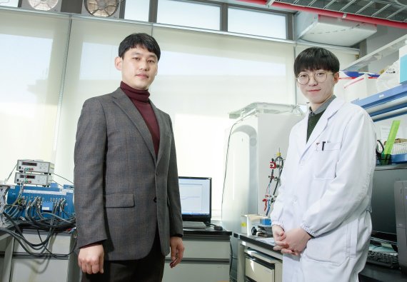금속공기전지에 쓰이는 귀금속 촉매를 대체할 ‘고성능 유무기 복합 촉매’를 개발한 송현곤(사진 왼쪽) 교수와 이용규 연구원.