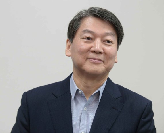 [2017 대선주자에게 듣는다] 안철수가 본 CES 현장 "혁신 전쟁터 CES 충격적.. 中기업이 3분의 1 점령"