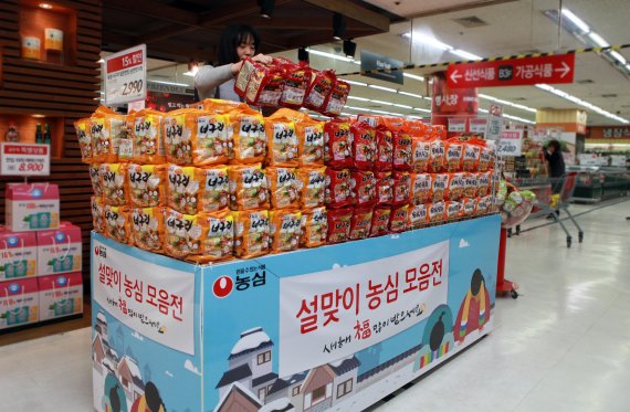19일 서울 성동구 한 대형마트에서 직원이 '설맞이 가격할인 행사' 라면 특설매대를 준비하고 있다. 이달말까지 농심 라면을 포함한 여러 가공식품이 할인된 가격으로 판매되기 때문에 소비자들은 대량 구입하기에 좋은 기회다.