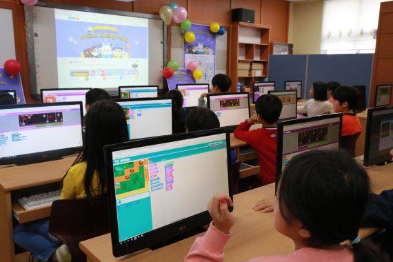 지난해 10월 서울 신남성초등학교 4학년 학생들이 엔트리연구소의 SW교육 프로그램을 활용한 온라인코딩파티 시즌2 대회에 참여하고 있다.