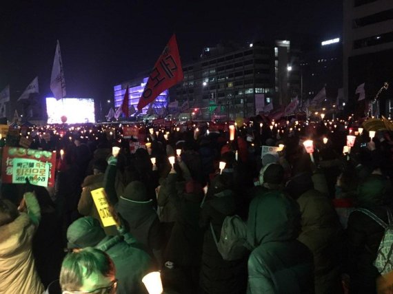 박근혜 대통령의 즉각 퇴진과 재벌총수 구속 촉구를 요구하는 제 13차 촛불집회가 21일 '박근혜 정권 퇴진 비상국민행동'(이하 퇴진행동) 주최로 열렸다. 이날 오후 8시 기준 촛불집회에 참석한 시민들은 약 30만명으로 집계됐다.