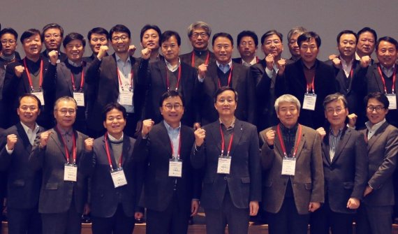 20일 경기도 화성시 에프에스티에서 LG이노텍 박종석 사장(앞줄 오른쪽 네 번째)이 LG이노텍 협력사 대표들과 '2017년 공정거래 및 동반성장협약'을 체결한 뒤 화이팅을 외치고 있다.