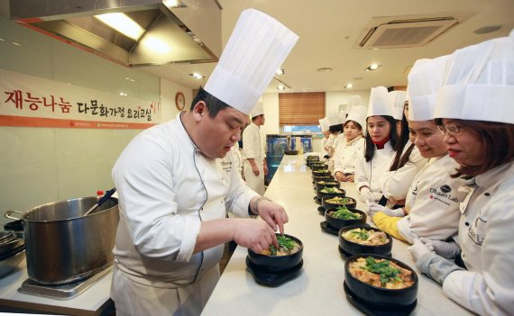 신세계푸드가 서울 성수동 올반 랩에서 지난 21일 개최한 '다문화 가정 요리교실'에서 다문화 가족들이 전을 활용한 설 요리를 배우고 있다.