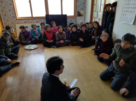 유승민 바른정당 의원이 22일 고향마을인 경북 영주시 이산면 마을회관에 도착해 마을 주민들과 얘기를 나누고 있다.