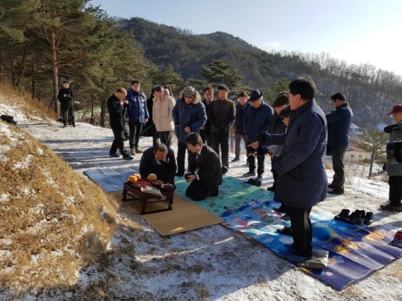 유승민 바른정당 의원이 22일 경북 영주시 풍기읍에 위치한 선영을 찾아 친인척들과 함께 참배하고 있다.