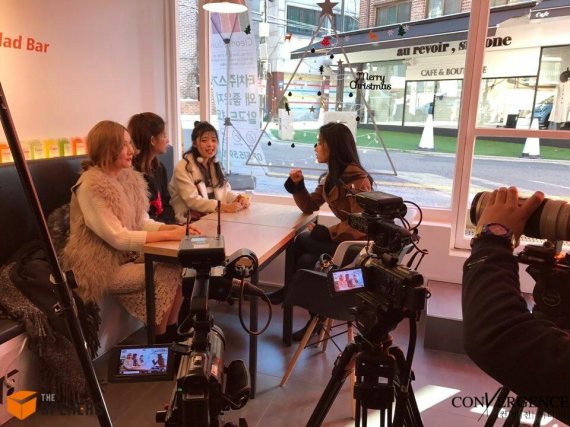 한 유통업체가 중국판 파워블로거 중 '슈퍼왕훙'인 미카, 스쟈, 빙거씨(왼쪽 첫번째부터)를 초청해 서울시내에서 중국 인터넷에 올릴 프로그램을 제작하고 있다.