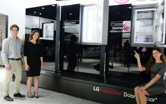 LG전자 모델이 1월 초 미국 라스베이거스에서 열린 'CES 2017'에서 LG 프리미엄 냉장고의 차별화된 기능인 '매직스페이스'를 소개하고 있다.