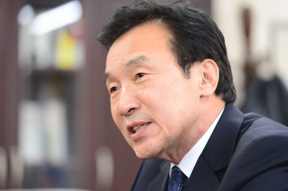 [2017 대선주자에게 듣는다] 손학규 의장은.. 조영래·김근태와 재야 운동권 대표적 ‘3인방’