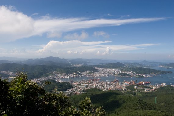 경남도는 오는 2020년까지 통영항 등 도내 6개 항만에 국비 1746억원을 투입, 도민 친화적인 항만 인프라를 구축한다. 경남 통영항 전경.