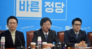 자유한국당 vs. 바른정당, 도토리 키재기..'답답한 보수'