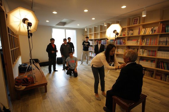 강원랜드 꿈틀봉사단은 장수기원사진, 초등학교 졸업앨범, 다문화가정 가족 앨범 등을 만들어 주는 봉사단이다. 처음엔 지역 어르신의 장수기원사진 봉사활동으로 시작했으며 이후 확대돼 진폐 장기입원 환자들의 가족사진 촬영까지 진행하고 있다.