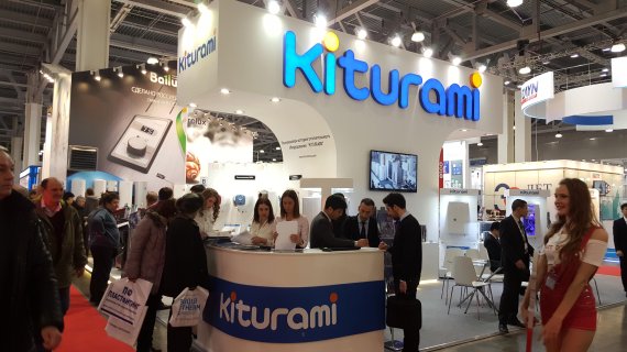 10일까지 러시아 모스크바에서 열리는 최대 냉난방설비 전시회인 '아쿠아썸'을 찾은 관람객들이 경동나비엔 부스(위쪽)와 귀뚜라미 부스를 둘러보고 있다.