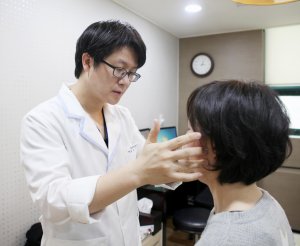 지끈지끈 원인 모를 두통 … 혈당 밸런스 유지하고 만성염증 막아야