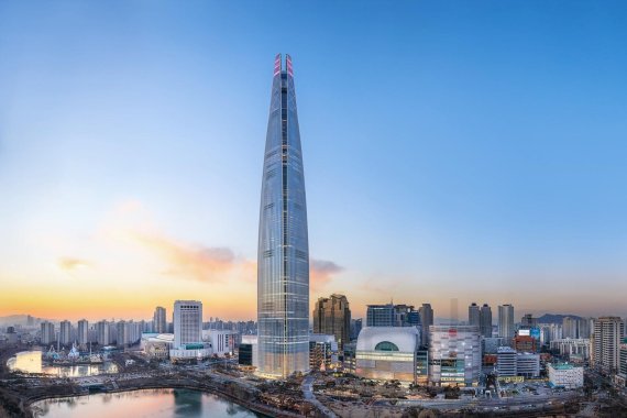 '잠실 롯데월드타워' 최종 준공, 높이 555m 스마트 수직도시 탄생