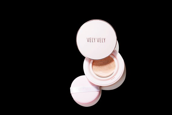 [plus 박신영기자의 유행 따라잡기] 완벽한 피부를 위하여.. 진화하는 쿠션 파운데이션