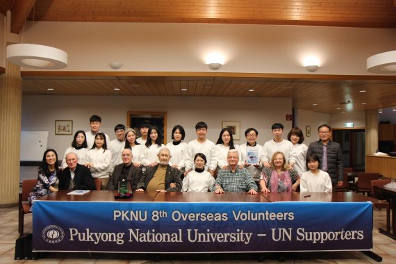 지난 7일 룩셈부르크 한국 참전용사회를 찾은 부경대 UN서포터즈 8기 학생들이 참전용사들과 함께 기념사진을 찍고 있다.