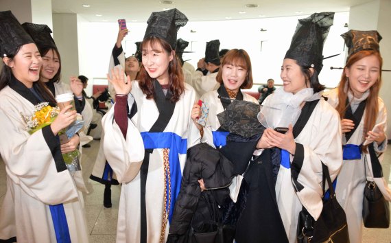 선비복식 ‘학창의’ 입고 졸업
