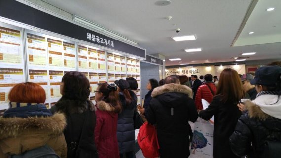 경기 시흥시 한국산업기술대학교 시흥비즈니스센터에서 15일 열린 '시흥 프리미엄 아울렛 채용박람회'에 방문한 구직자들이 채용공고 게시판을 살펴보고 있다.