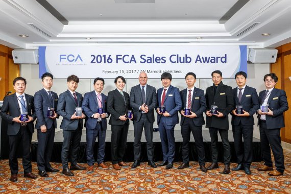 지난해 최고 실적을 거둔 10명의 마스터 멤버와 FCA 코리아 파블로 로쏘 사장(왼쪽 여섯번째)이 기념촬영을 하고 있다. 이들에게는 크라이슬러·지프·피아트 브랜드의 차량이 부상으로 제공된다.