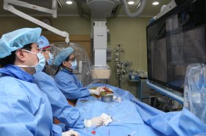 서울대병원 김효수 교수팀, 경피적 대동맥판막 삽입술(TAVI) 시술 100건 돌파