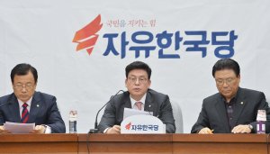 자유한국당 vs. 바른정당, 도토리 키재기..'답답한 보수'