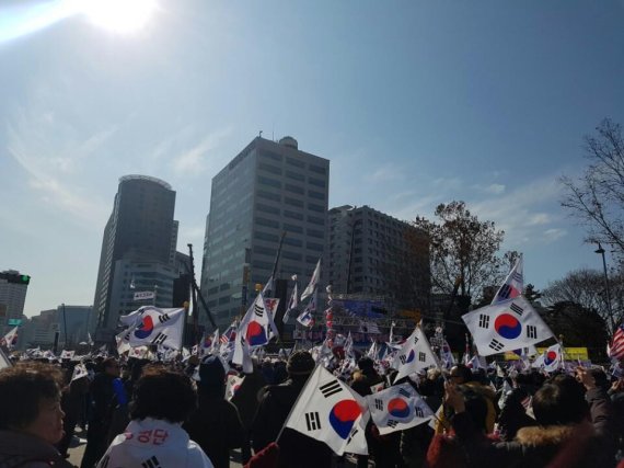 "탄핵 세력이 김정남 살해 관여" 고영태, 김정남 부각된 13차 태극기 집회