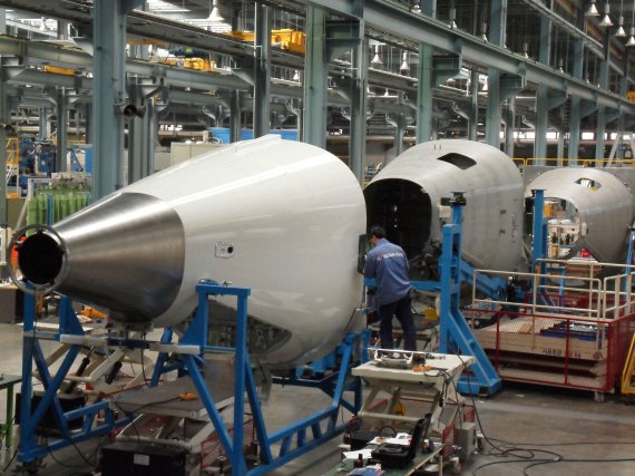 대한항공 항공우주사업본부 테크센터에서 생산된 보잉 787의 후방동체 구조물을 직원이 최종 점검을 하고 있다.