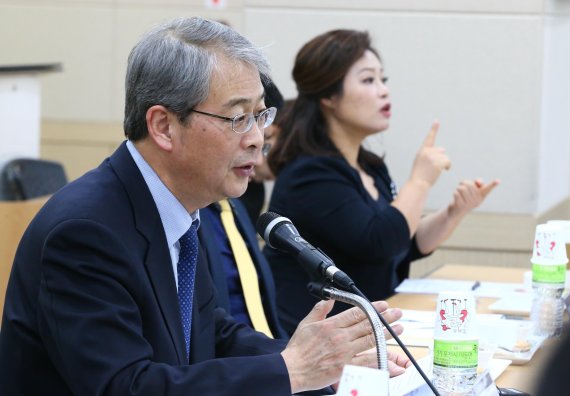 금융위원회는 임종룡 금융위원장이 지난 17일 서울 여의도 이룸센터에서 장애인단체 관계자들과 장애인 금융접근성 제고를 위한 간담회를 진행했다고 19일 밝혔다. 임 위원장의 모두발언을 수화 통역사가 동시통역 하고 있다.