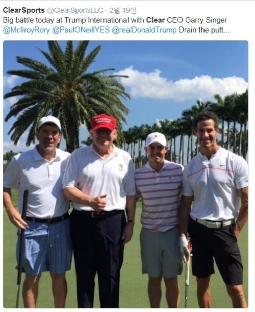 최근 자신의 골프장에서 로리 매킬로이(왼쪽 두 번째) 등과 함께 동반 라운드를 펼친 도널드 트럼프 미국 대통령(왼쪽 세 번째).