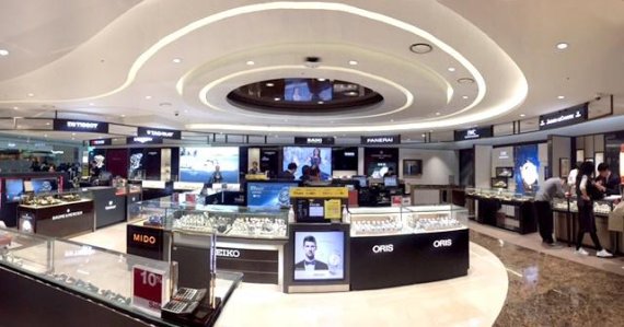 신라면세점이 인천공항면세점에 24일 개장한 시계전문 편집숍 '메종 드 크로노스'에서 관광객들이 시계를 고르고 있다.