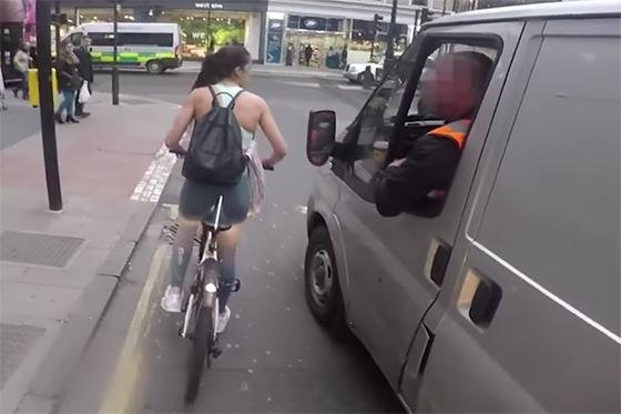 영국 런던의 한 거리에서 자전거를 타던 여성이 한 운전자에게 성희롱 당하고 있다./유튜브 채널 'Rob Alexander' 화면 갈무리