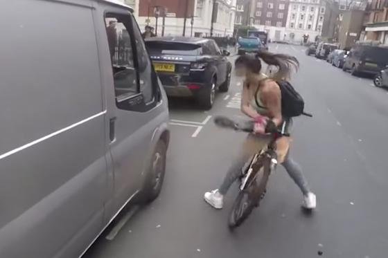 자전거로 문제의 차량을 따라간 여성이 오른쪽 사이드미러를 힘으로 뜯어내고 있다./유튜브 채널 'Rob Alexander' 화면 갈무리