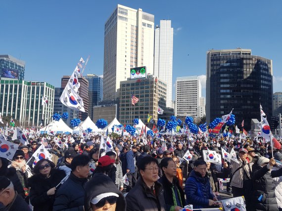 덕수궁 앞 대규모 탄핵반대 집회 열려...헌재압박 본격화