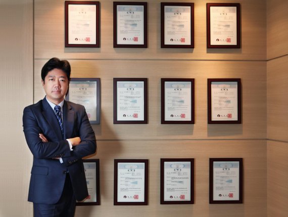 서울 마방로2길 소재 본사에서 만난 SGA솔루션즈 최영철 대표가 회사 비전을 설명한 뒤 포즈를 취하고 있다.