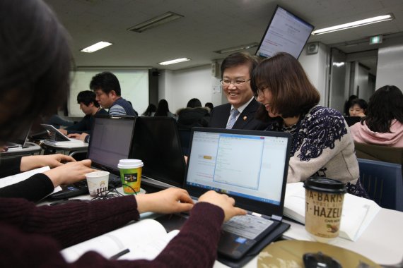 최양희 미래창조과학부 장관이 지난달 17일 경기도 수원시 영통구 경기대학교 수원캠퍼스를 방문해 소프트웨어교육 담당교원 심화연수 강의에 참여 하고 있다.