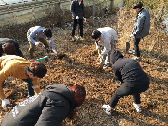 카카오 어떤버스 참가자들이 지난 11일 경기도 성남시 율동공원에서 버려진 잡초를 정리하고 있다.