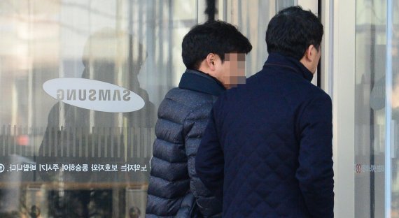 삼성그룹이 미래전략실을 공식 해체할 예정이라고 알려진 2월 28일 서울 서초대로 삼성전자 서초사옥에서 직원들이 출입하고 있다. 사진=김범석 기자